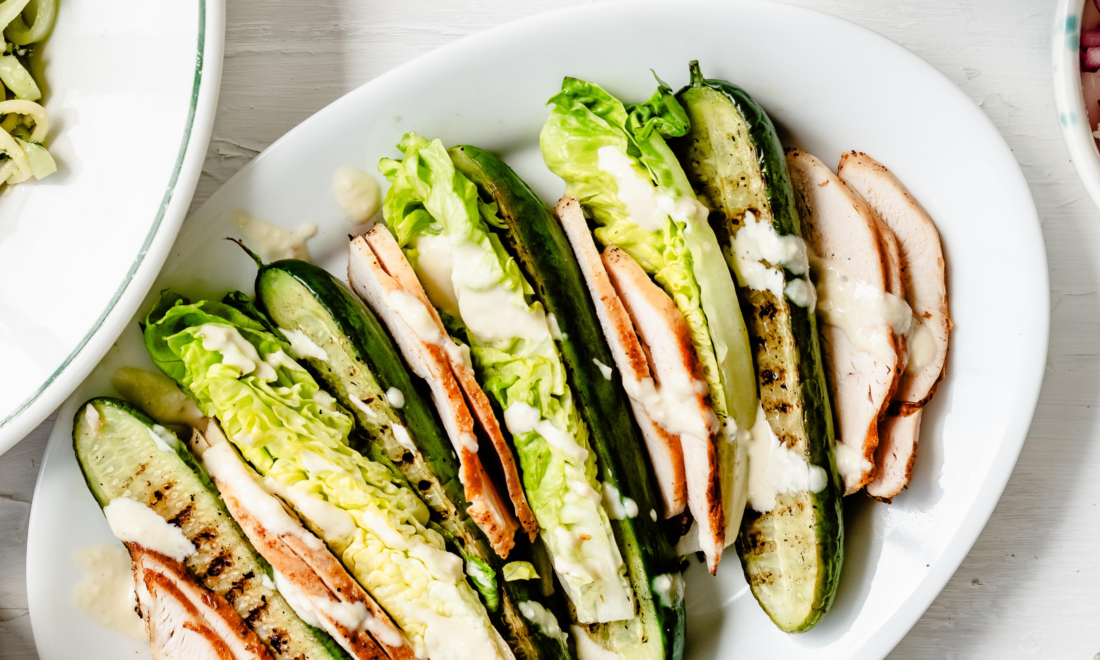 Caesarsalade met gegrilde komkommer en kip